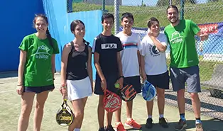 Campamento inglés: experiencia deportiva de padel en inglés Campamento inglés: niños practicando padel en instalaciones de primera calidad.