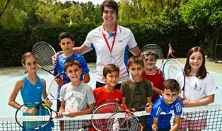 Campamento inglés: tennis en un ambiente bilingüe Campamento inglés: entrenadores experimentados enseñando tennis en inglés.