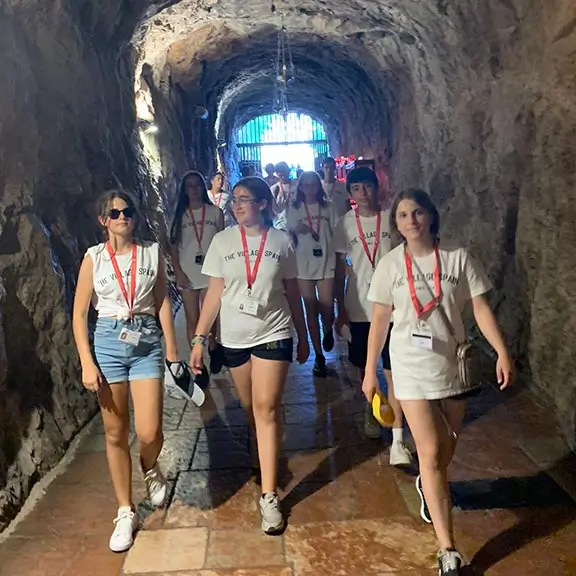 Jóvenes en una cueva en un día de excursión en el campamento inglés en España the Village