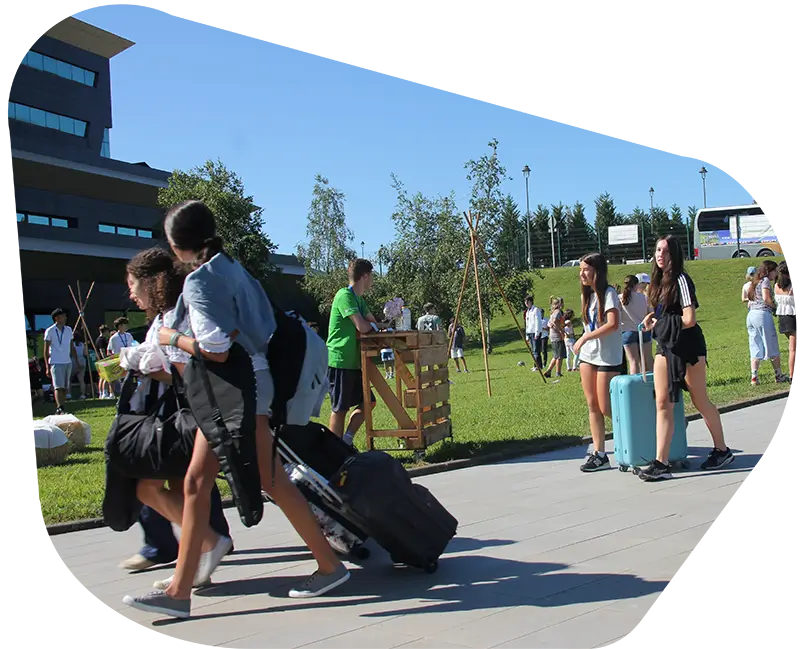 Jóvenes a su llegada al Campamento de verano en inglés the Village