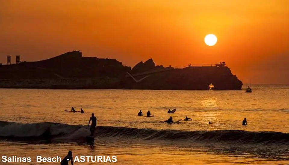 Atardecer en la playa de Salinas en Asturias