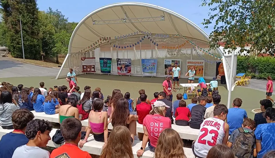 Anfiteatro exterior para ensayos de teatro y baile en el campamento de verano en inglés