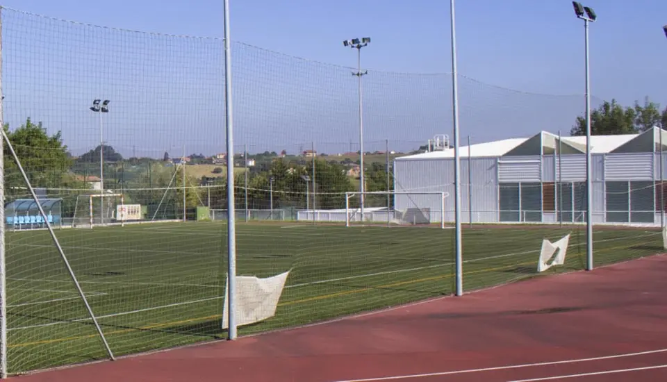 Campo de fútbol de hierba sintética en el campamento de verano en inglés