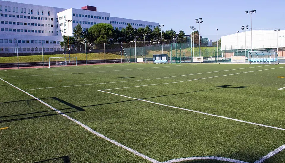Campo de fútbol de hierba artificial en el campamento de verano en inglés