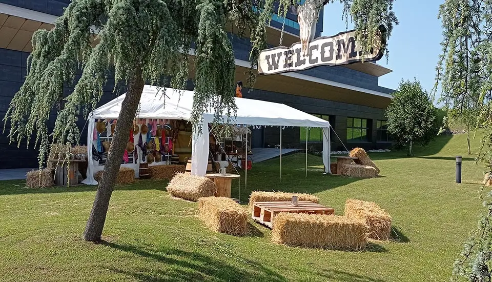 Jardines del Hotel Zen Balagares tematizados para el campamento en inglés
