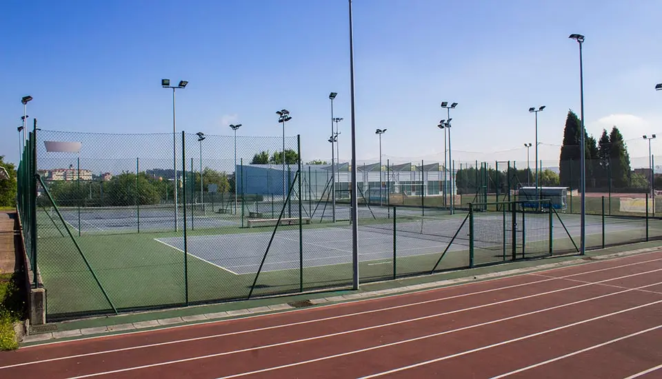 Pista de atletismo y canchas de tenis en el campamento de verano en inglés