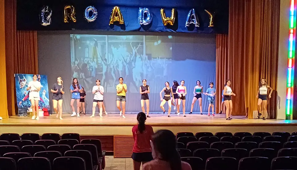 Teatro con equipamiento escénico en el campamento de verano en inglés