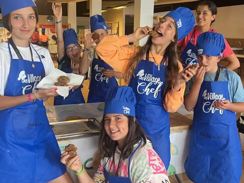 Jóvenes del campamento de verano disfrutan de sus creaciones en la actividad de cocina