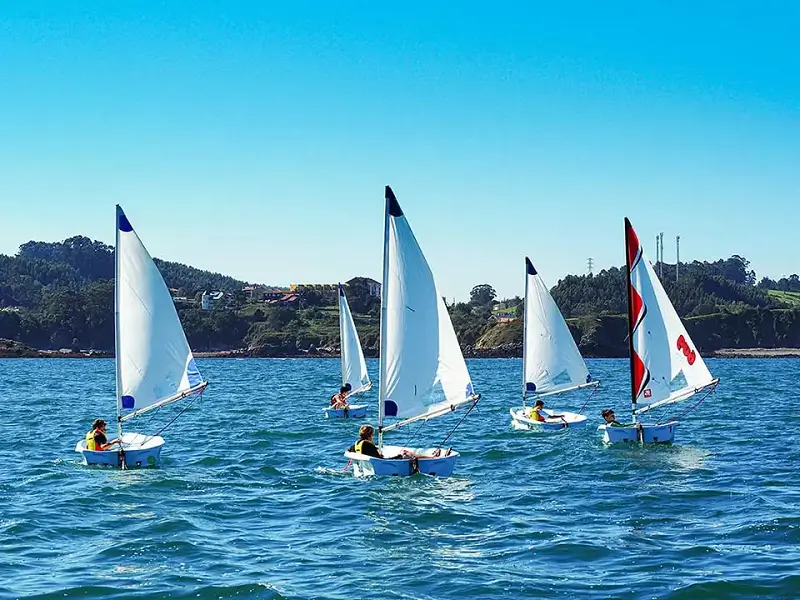 Actividad de vela en el mar Cantábrico para los participantes del campamento de verano de inglés
