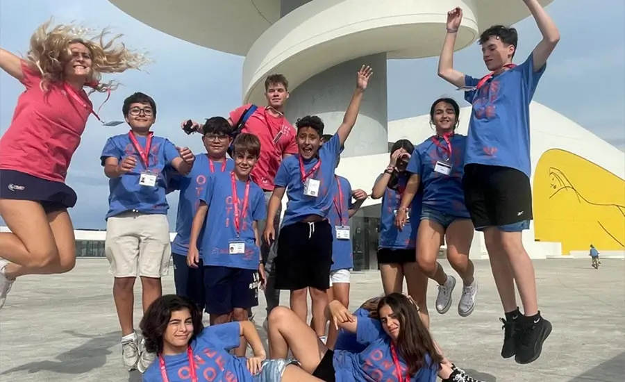 Una coach de the Village salta con un grupo de participantes en el campamento de inglés