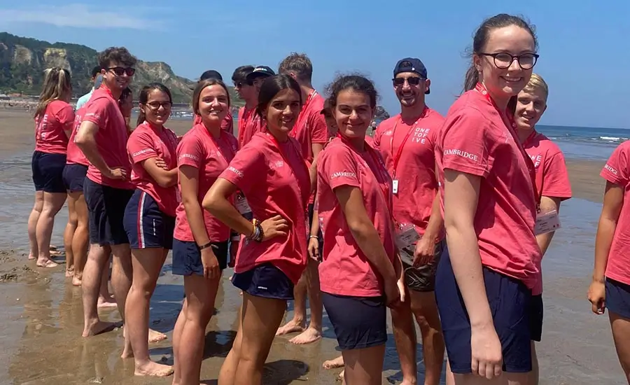 Un grupo de coaches del campamento de inglés the Village realizando actividades en la playa de Salinas