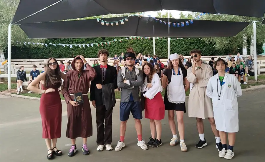 Ocho coaches del campamento de verano en inglés the Village caracterizados para una performance
