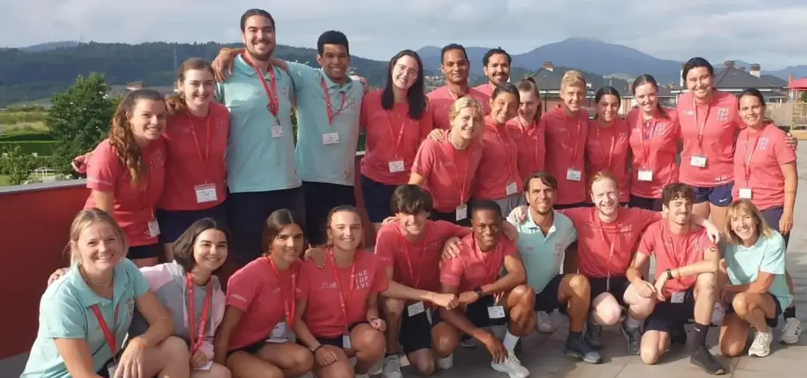 Coaches internacionales en una excursión del campamento de verano Coaches internacionales posando durante una excursión del campamento de verano