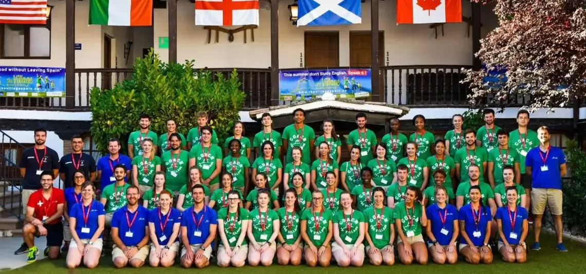 Todo el staff directivo y coaches al inicio del campamento de verano Staff directivo y coaches internacionales al inicio del campamento de verano